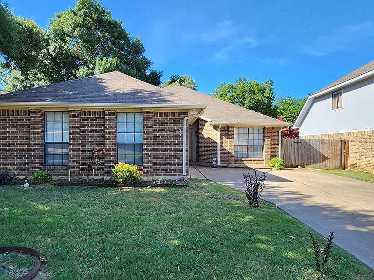 2204 Turf Club Dr — Photo 2