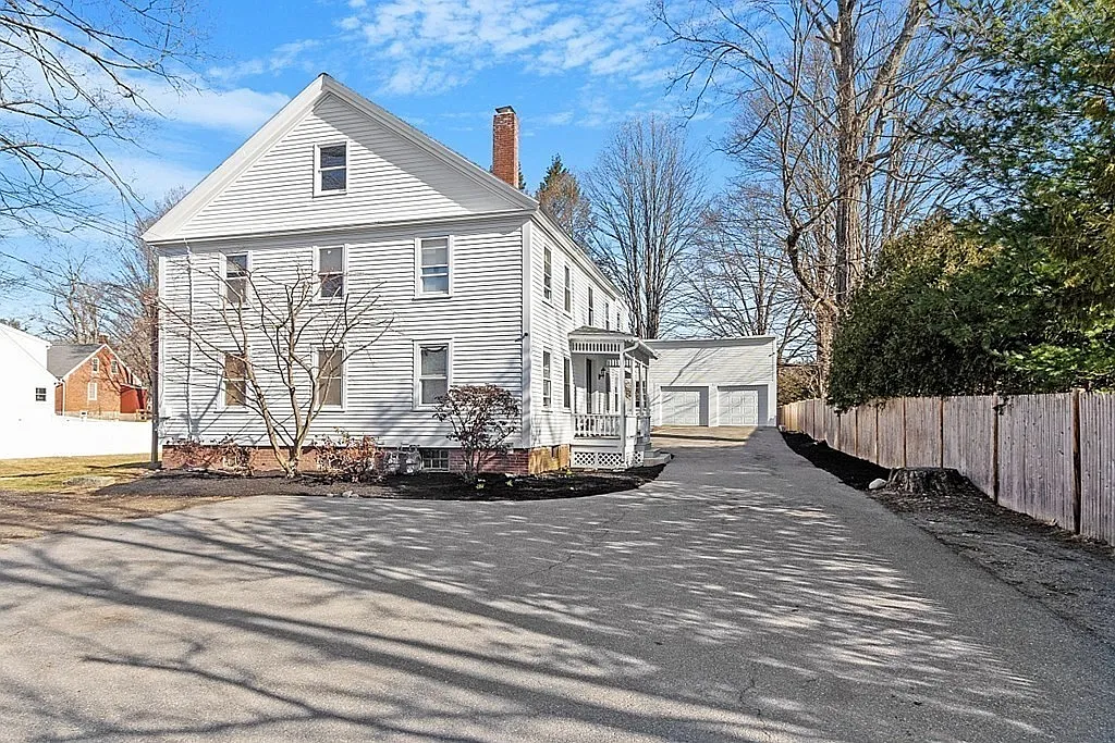 3 bed, 1.0 bath, 1200 sqft, $2,800 — Photo 2