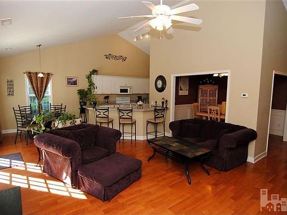 3rd image of 409 Foxwood Ln