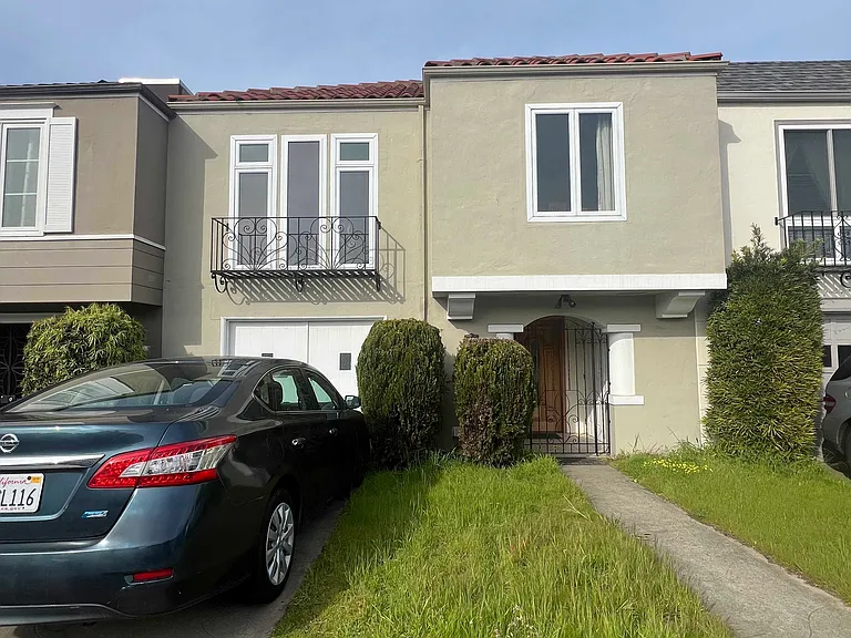 55 Meadowbrook Dr — Photo 1