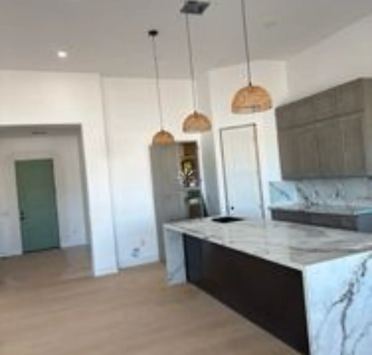 4 bed, 2400 sqft, $4,500 — Photo 1