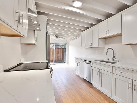 5th image of 990 Gale Dr