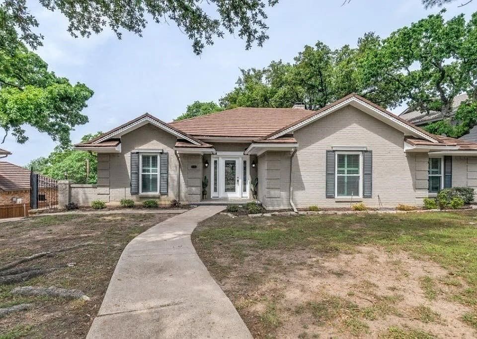 1st image of 808 Portofino Dr