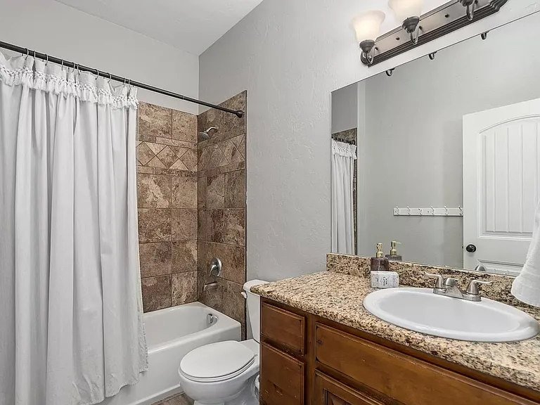 568 S 360 East Cir — Photo 18