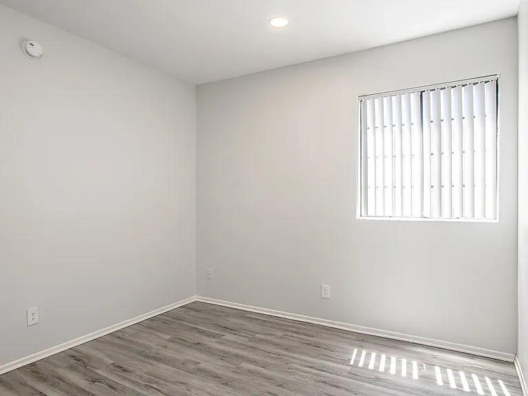 520 N Hollywood Way — Photo 16