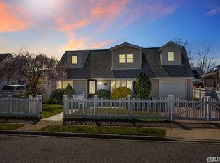 114 Southberry Ln, Levittown, NY 11756