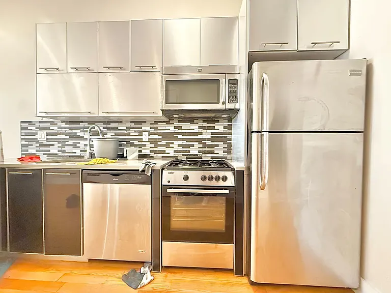 323 Melrose St #2L — Photo 3