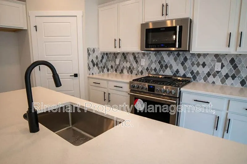 4 bed, 2.5 bath, 2082 sqft, $2,700 — Photo 4