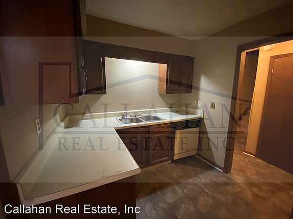 2nd image of 1100 N Oaks Ln