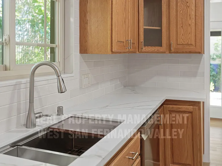 12920 Aetna St — Photo 18
