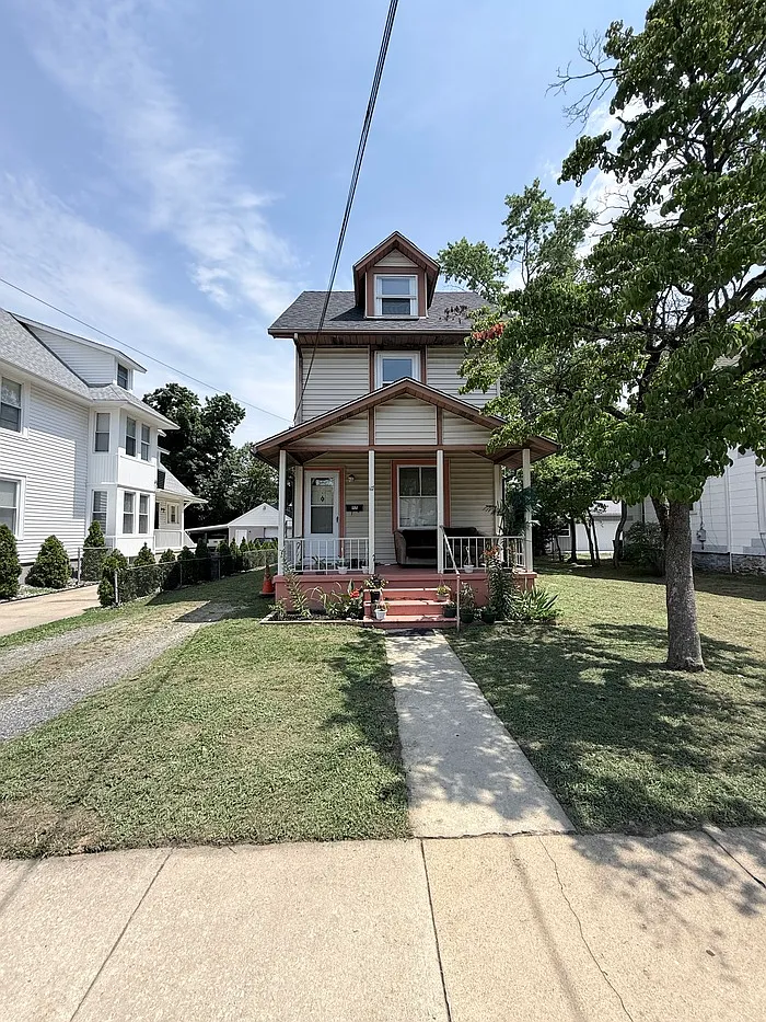 2 bed, 1.0 bath, $1,650 — Photo 2