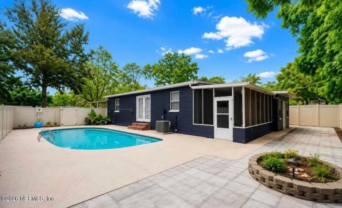 3 bed, 3.0 bath, 2040 sqft, $2,433 — Photo 2