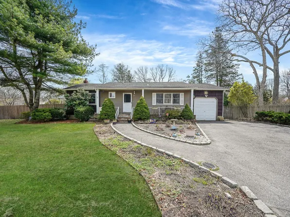 290 Carlton Drive E, Shirley, NY 11967