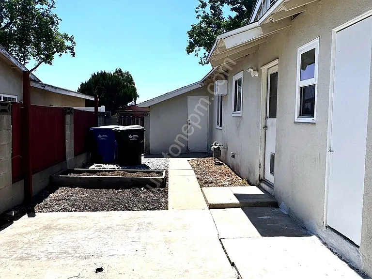2422 Mariposa St — Photo 25
