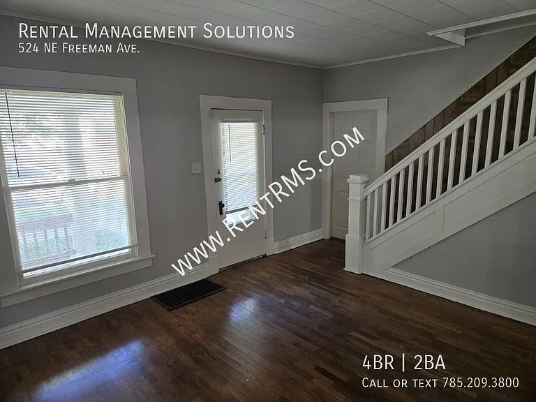 524 NE Freeman Ave — Photo 5