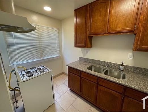 4th image of 814 W 52nd St #7