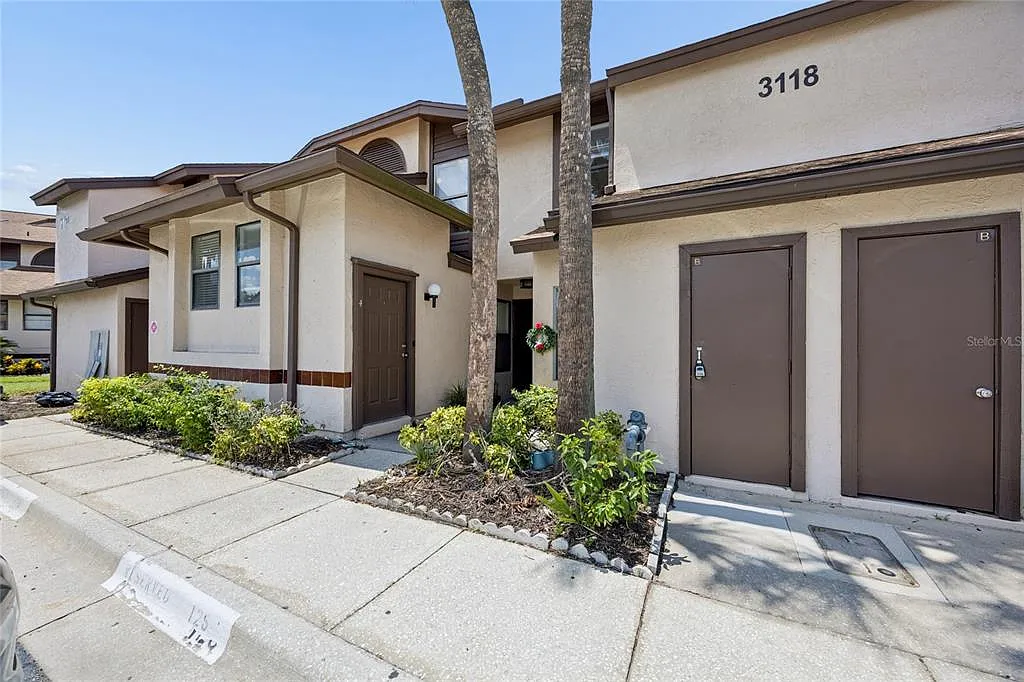 3 bed, 3.0 bath, 1185 sqft, $2,200 — Photo 2