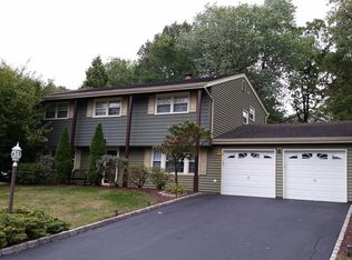 10 Merker Dr, Edison, NJ 08837