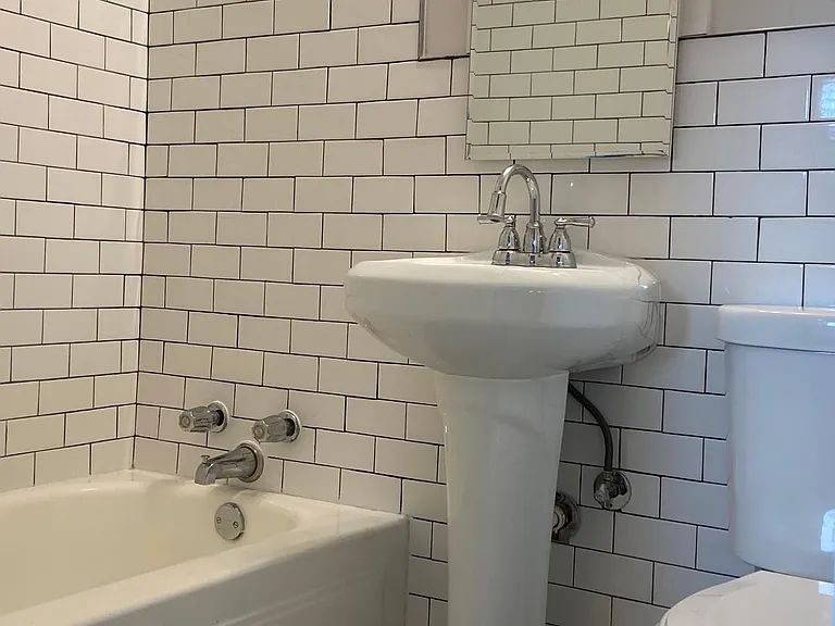 689 Lowry Ave NE #1A — Photo 11