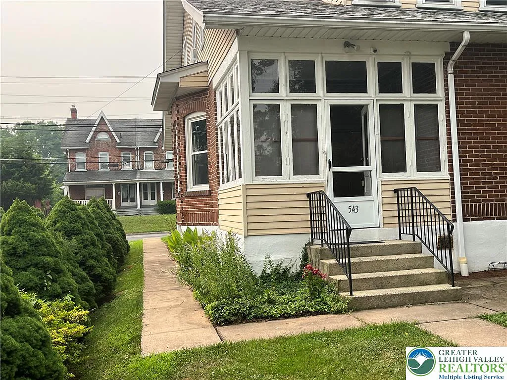 3 bed, 1.0 bath, 1464 sqft, $2,000 — Photo 4