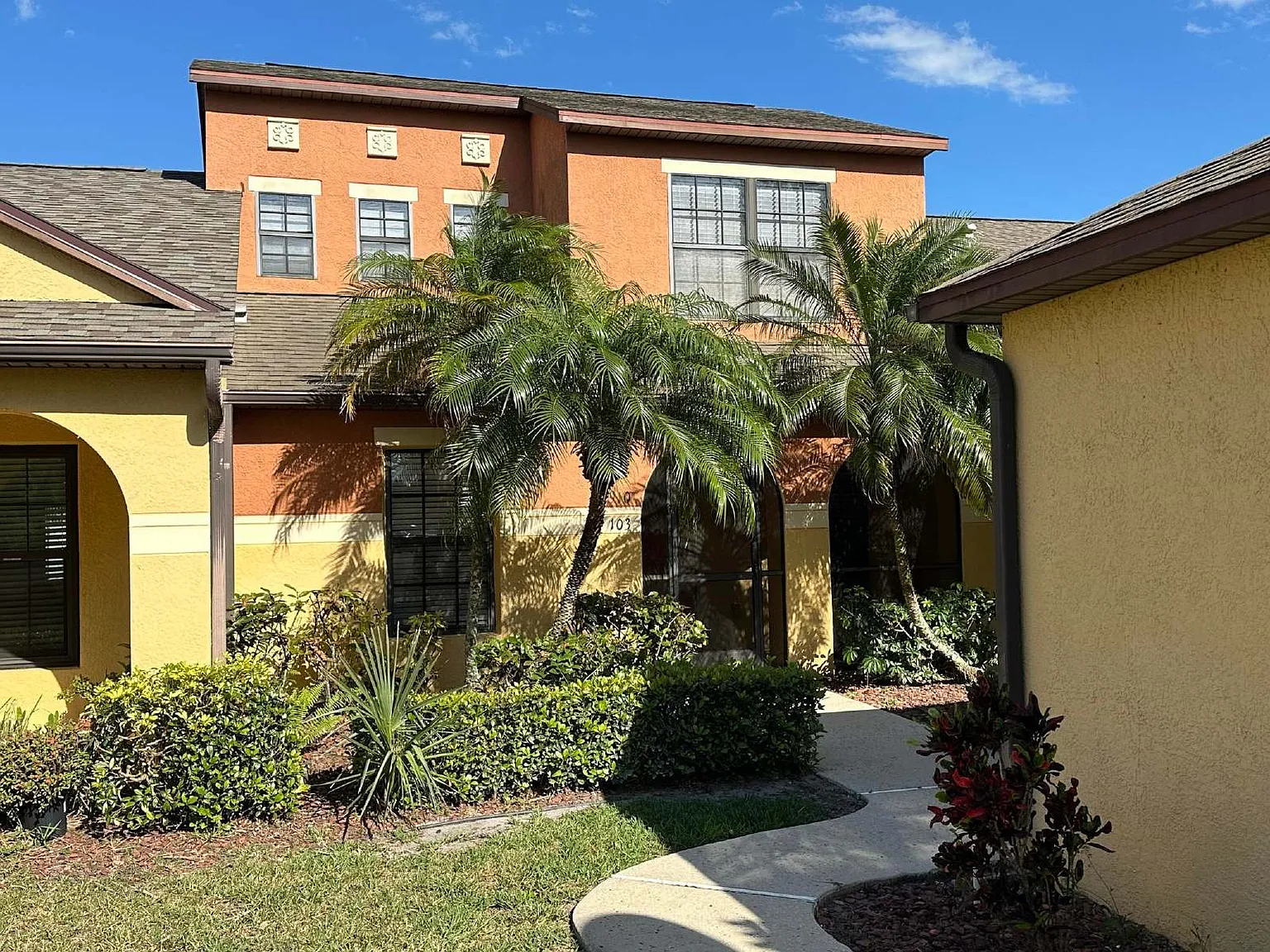 3 bed, 2.0 bath, 1277 sqft, $1,700 — Photo 2