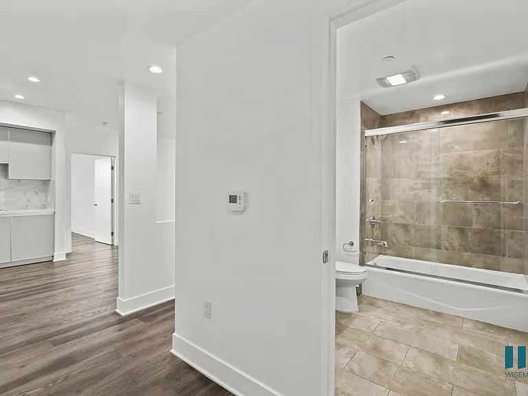 Hall Bathroom with Shower Bath with Glass Door