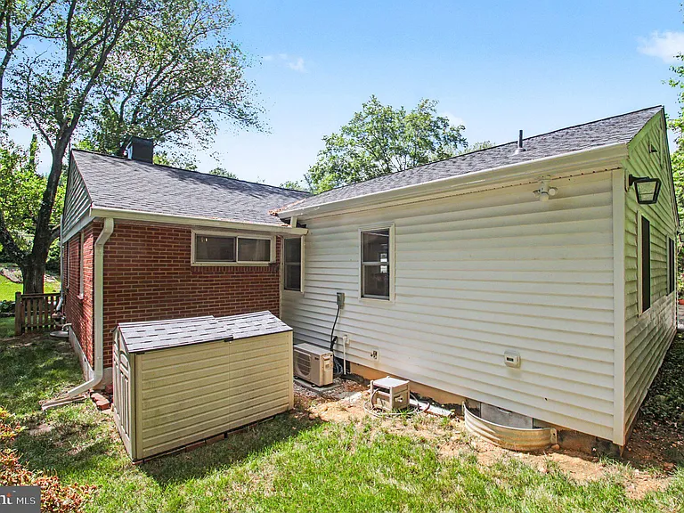 6417 Berkshire Dr — Photo 23