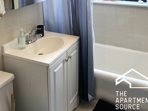 5th image of 1911 W Larchmont Ave APT 1A