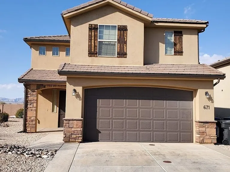 671 N Bluffview Cir — Photo 2