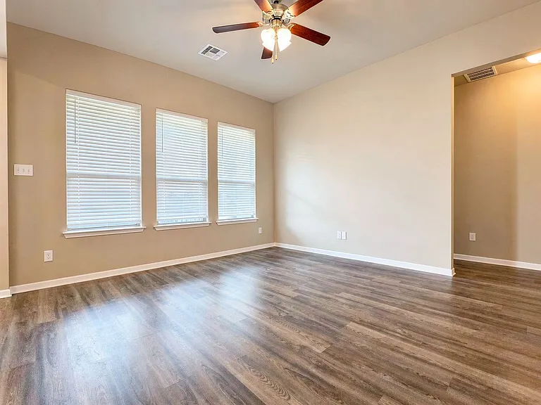 2210 Hayes St — Photo 16