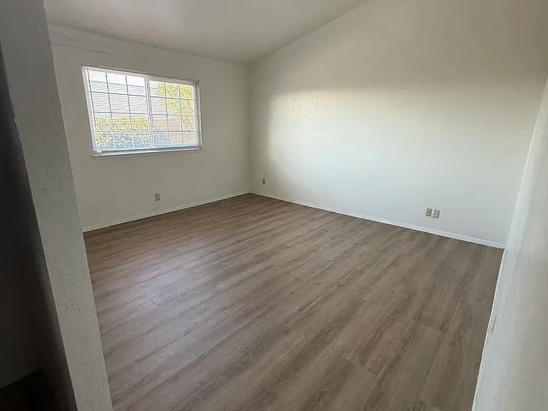 933 E Lincoln Ave — Photo 18