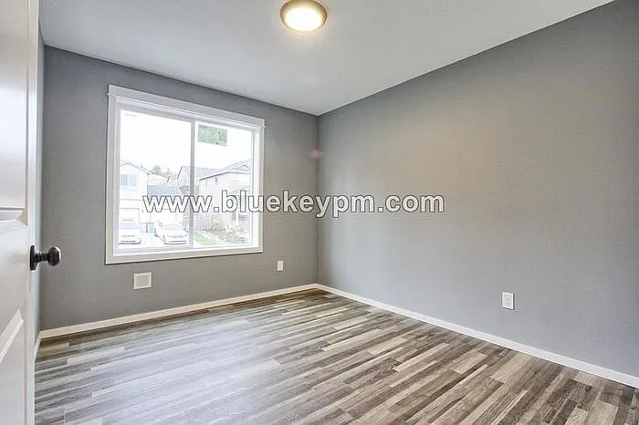 320 E 7th St — Photo 7