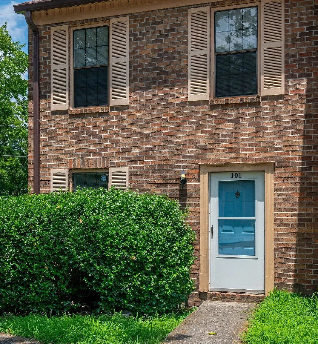 2 bed, 1.5 bath, 1099 sqft, $1,520 — Photo 1