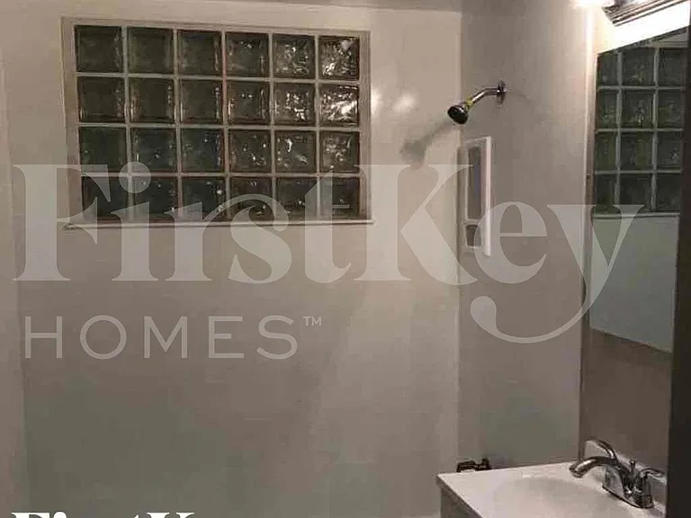1439 W 7th St — Photo 16