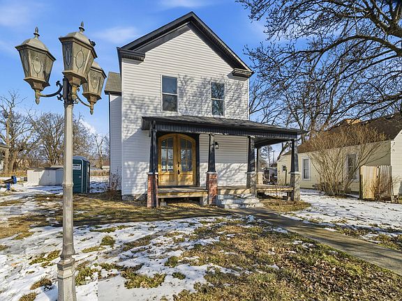 3rd image of 1139 W Lynn Street