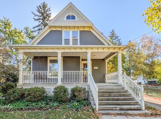 389 Lincoln Ave, Woodstock, IL 60098