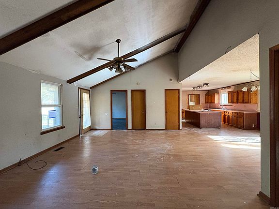 3rd image of 833 S Avilla Hts