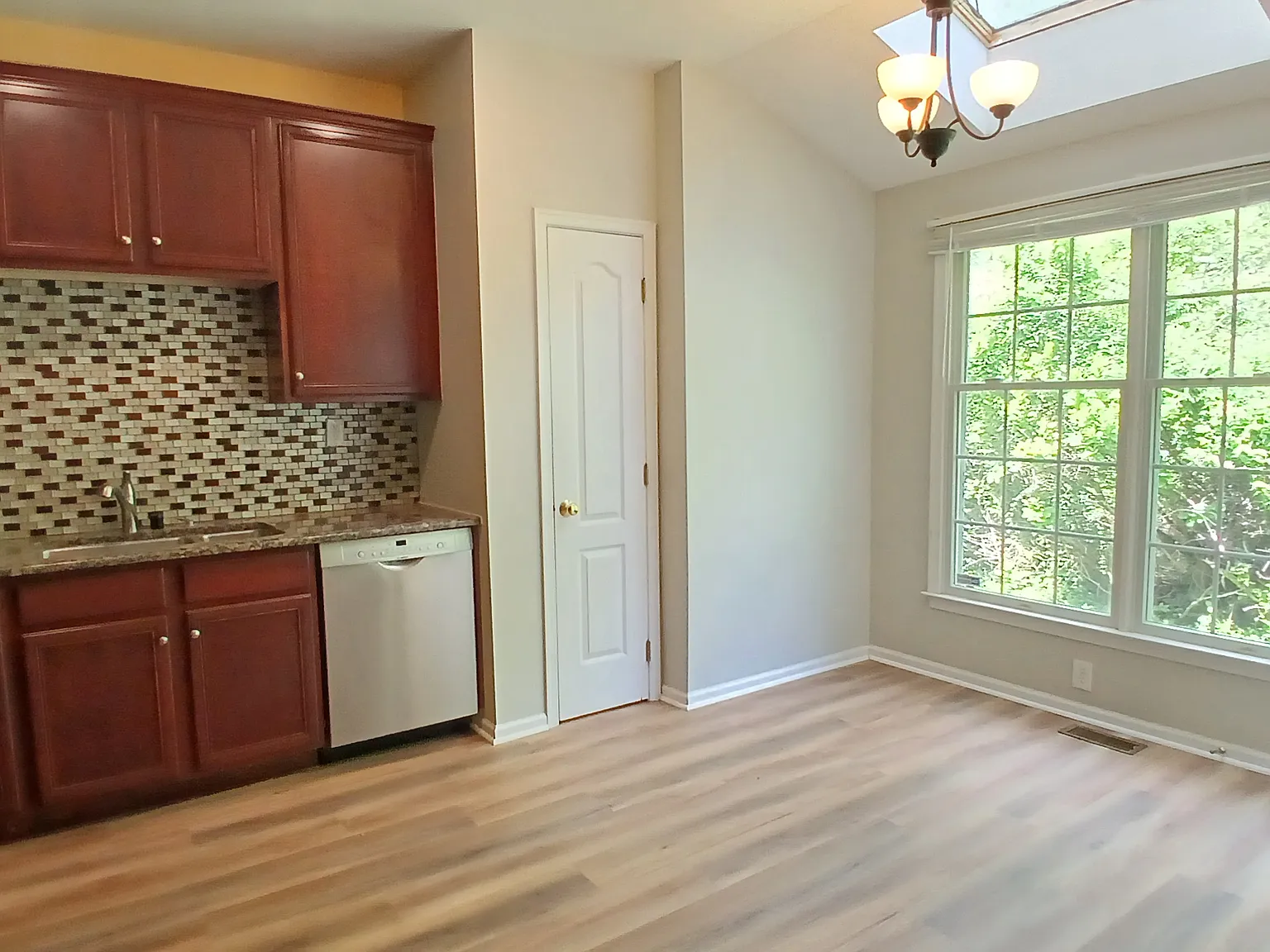 3 bed, 2184 sqft, $4,100 — Photo 3
