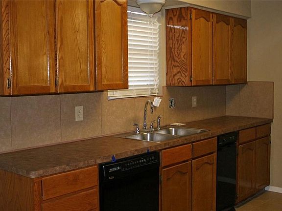 4th image of 2317 Green Oaks St