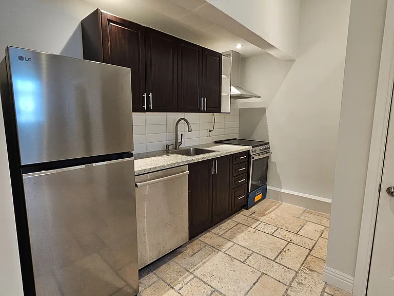 550 Yonge St #2F — Photo 2