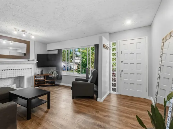 3676 Inverness St, Pt Coquitlam, BC V3B 3B4