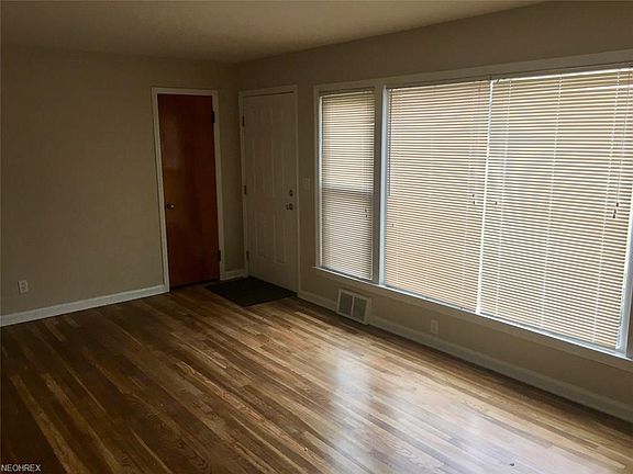 5th image of 229 E 305th St