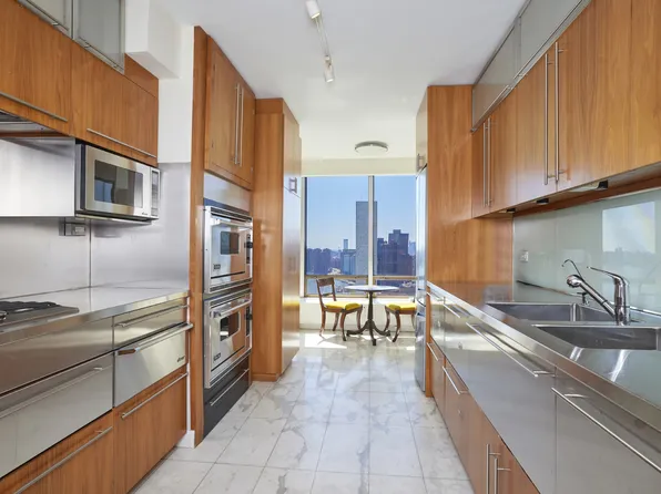 870 United Nations Plaza image 9 of 19