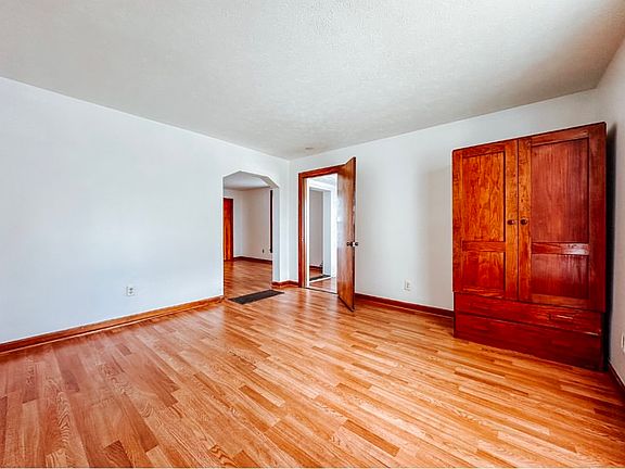 4th image of 527 Warnock St