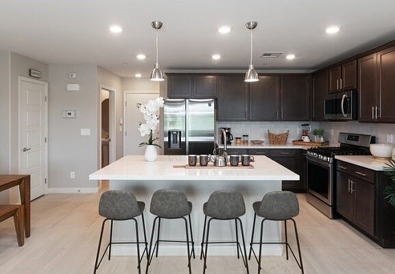 4th image of 817 Watford Pl