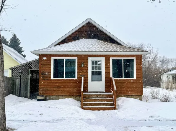 721 8th Ave NE, Devils Lake, ND 58301