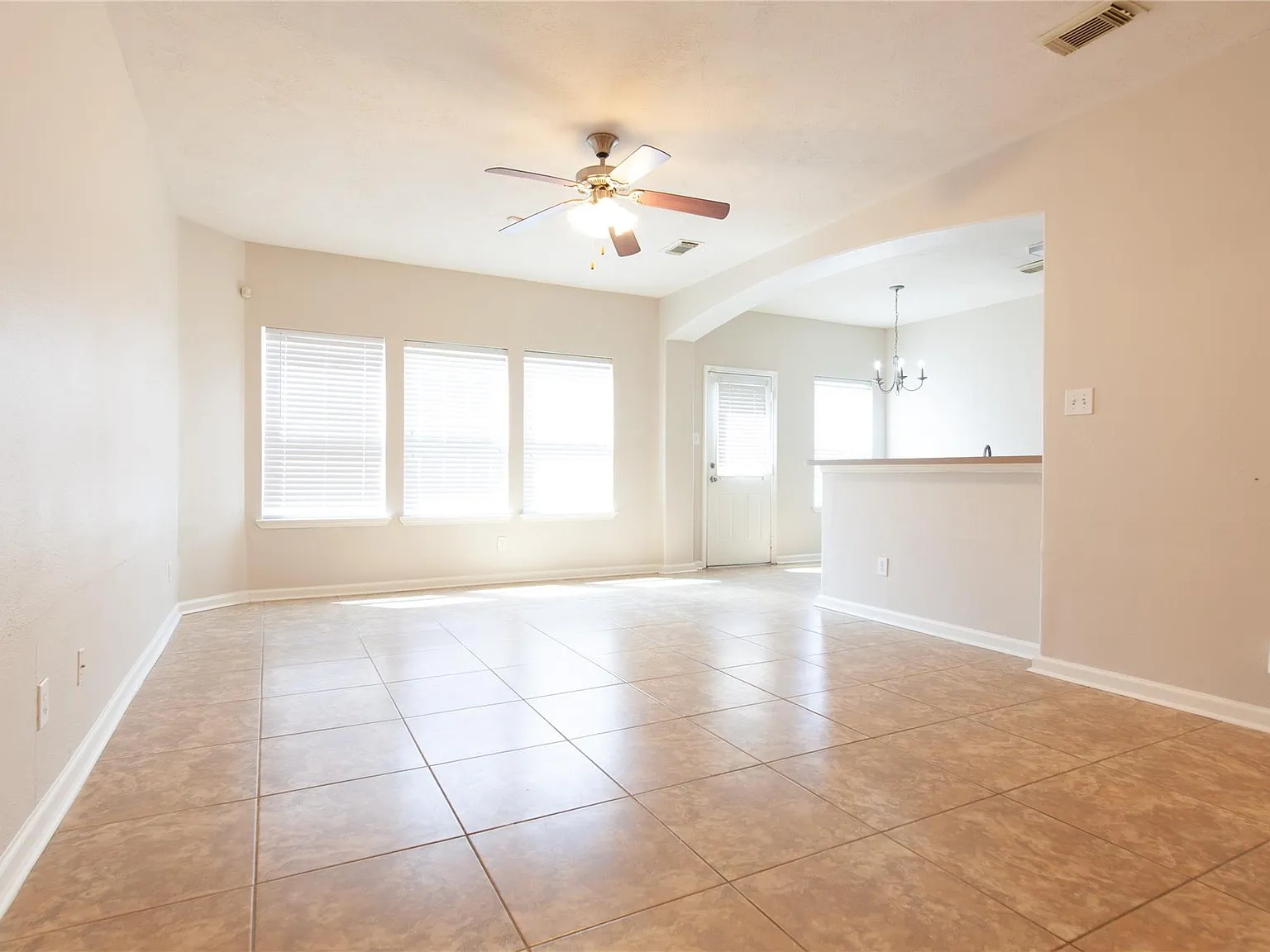3 bed, 2.5 bath, 1668 sqft, $1,800 — Photo 4