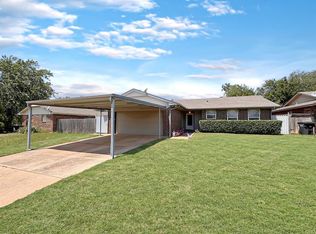 1049 NW 25th St, Moore, OK 73160
