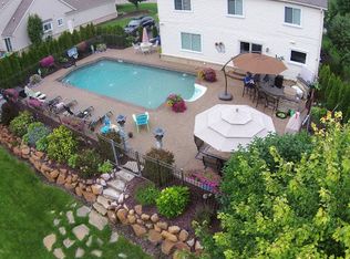 626 River Oaks Dr, Milford, MI