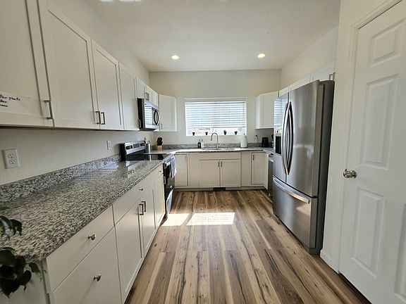 5th image of 675 E Laporte Dr